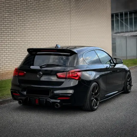 Diffuser met LED-remlicht voor BMW 1 Series F20/F21 LCI M Sport & M140 & M135 – O-O – M Performance Look, Hoogglans Zwart
