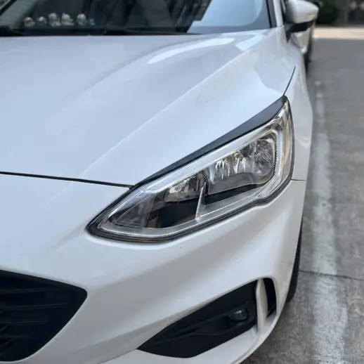 Koplampspoilers voor Ford Focus Mk4 (C519) Pre-Facelift Standard & ST & Active – Sport Look, Hoogglans Zwart
