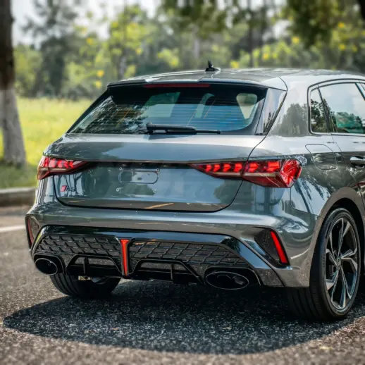 Diffuser met LED-remlicht en zwarte uitlaatsierstukken voor Audi A3 S Line/S3 8Y (Sportback) Pre-Facelift – OO-OO – RS3 Racing Look, Hoogglans Zwart